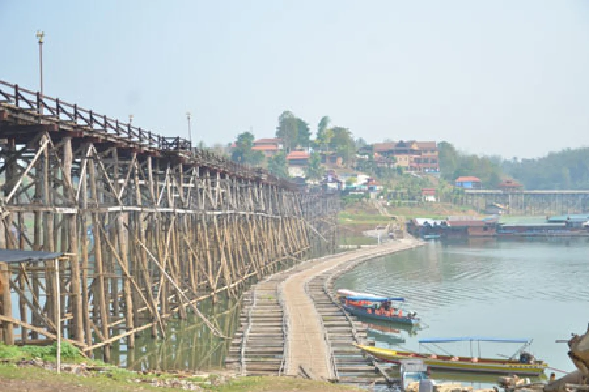 สะพานลูกบวบเริ่มทรุด-หวั่นอันตราย