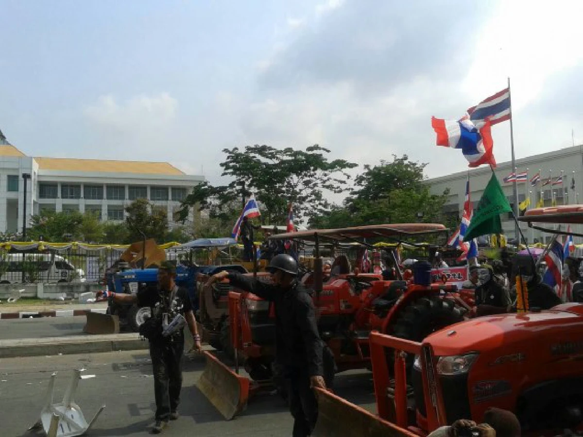 หลวงปู่นำมวลชนบุกรื้อเวทีกวป.หน้าปปช.