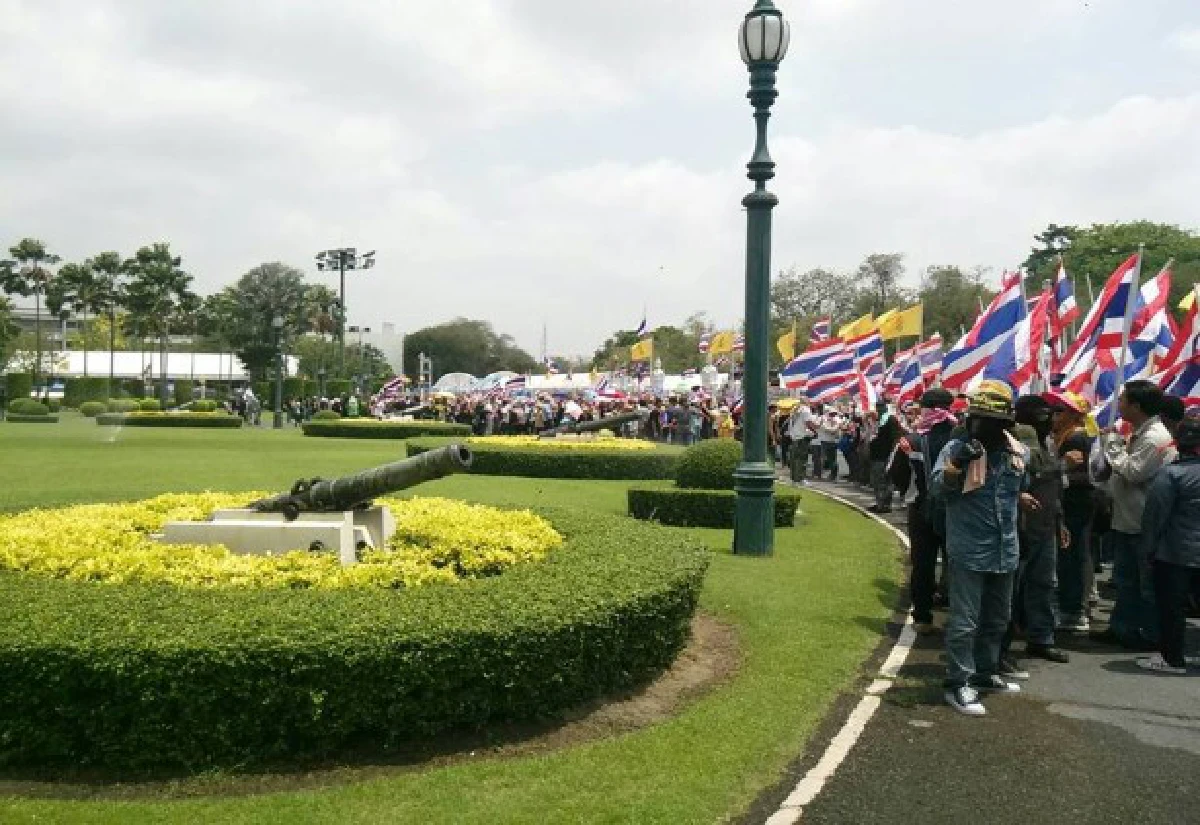 คปท.นำมวลชนบุกเข้าทำเนียบ