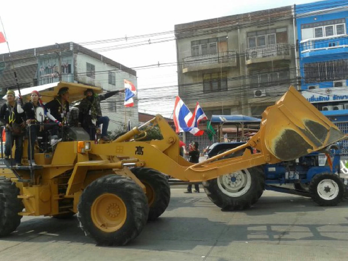 หลวงปู่นำมวลชนบุกรื้อเวทีกวป.หน้าปปช.