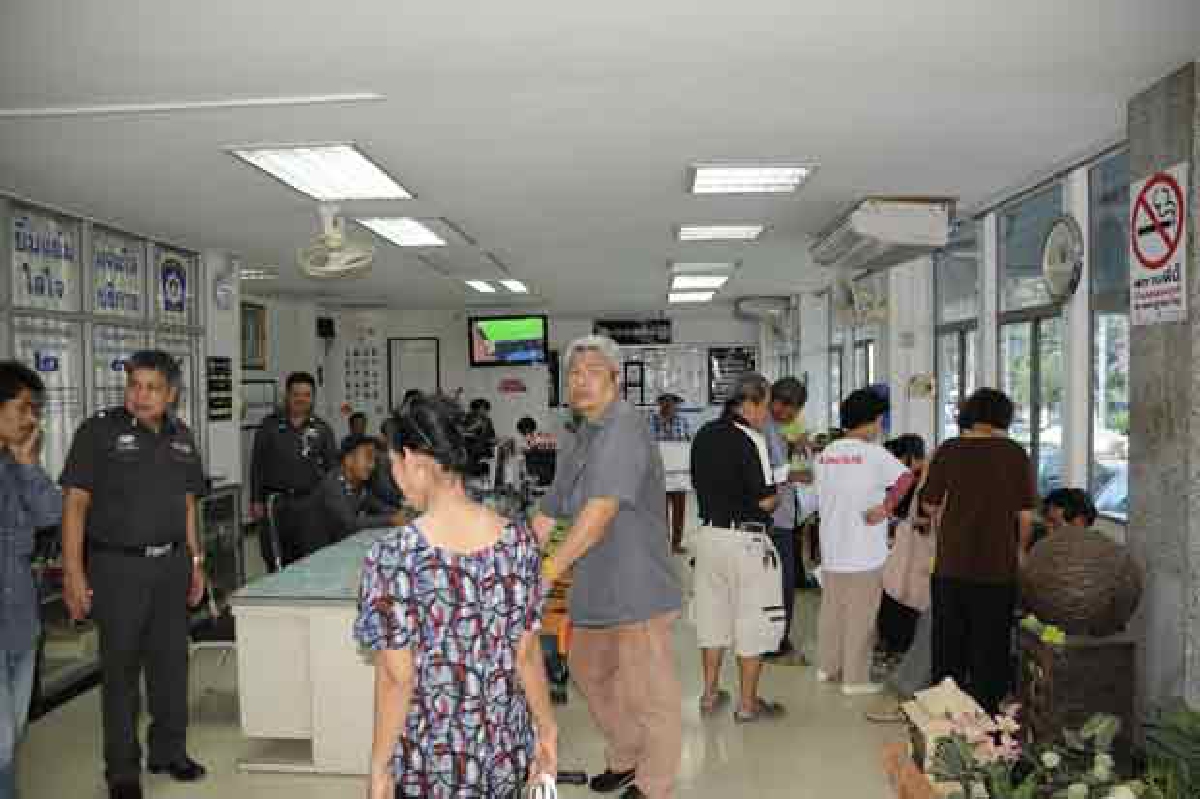 แดงสุพรรณบุรีรวมตัวแจ้งความศาลรธน. แดงสุพรรณบุรีรวมตัวแจ้งความศาลรธน.