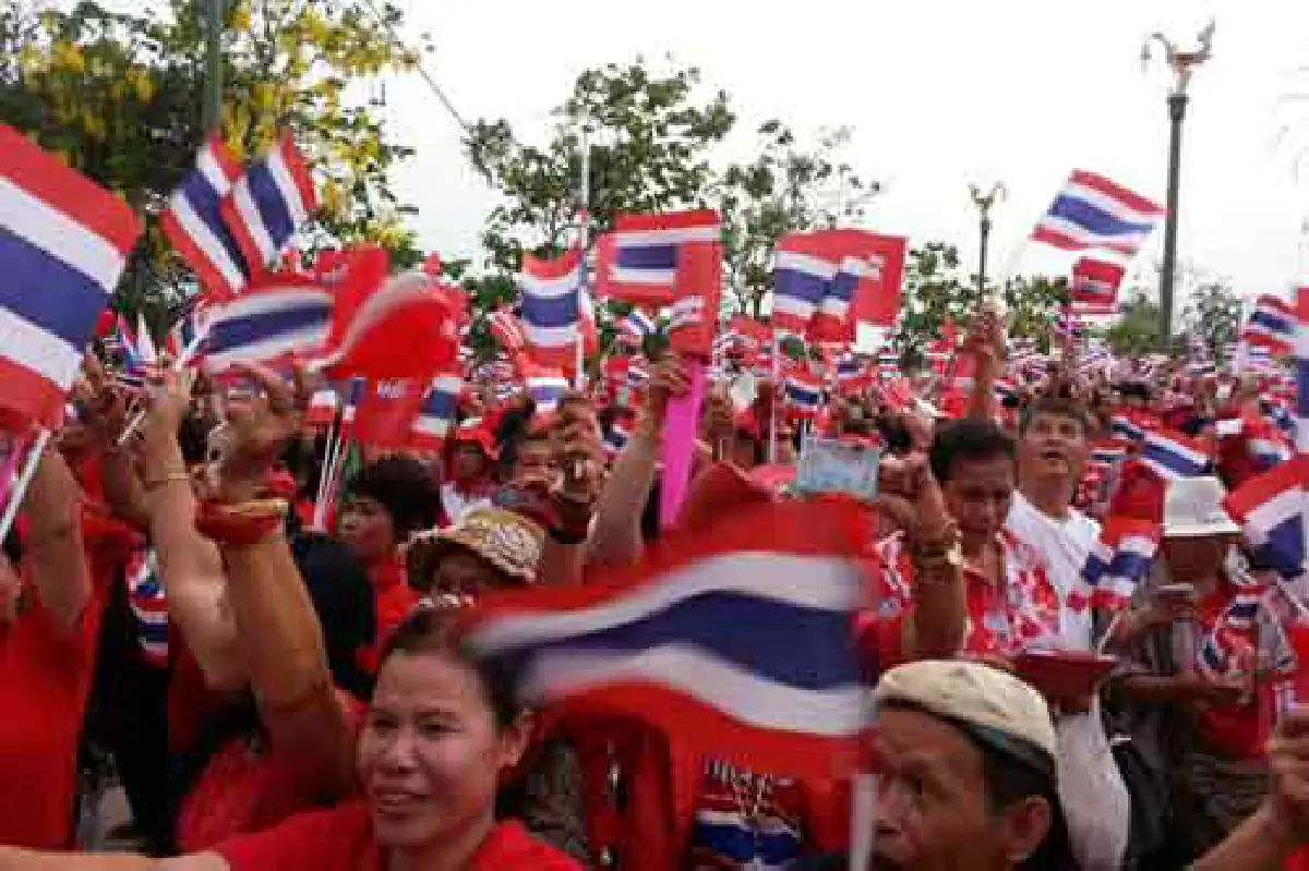 แกนนำแดงขึ้นเวทีเรียกขวัญมวลชน