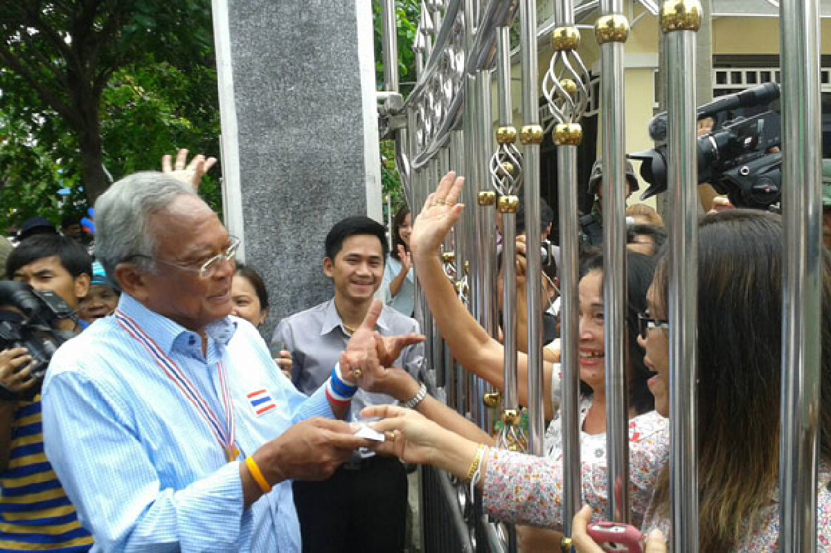ขรก.แห่ให้กำลังใจกปปส.บุกศธ. ขรก.แห่ให้กำลังใจกปปส.บุกศธ.