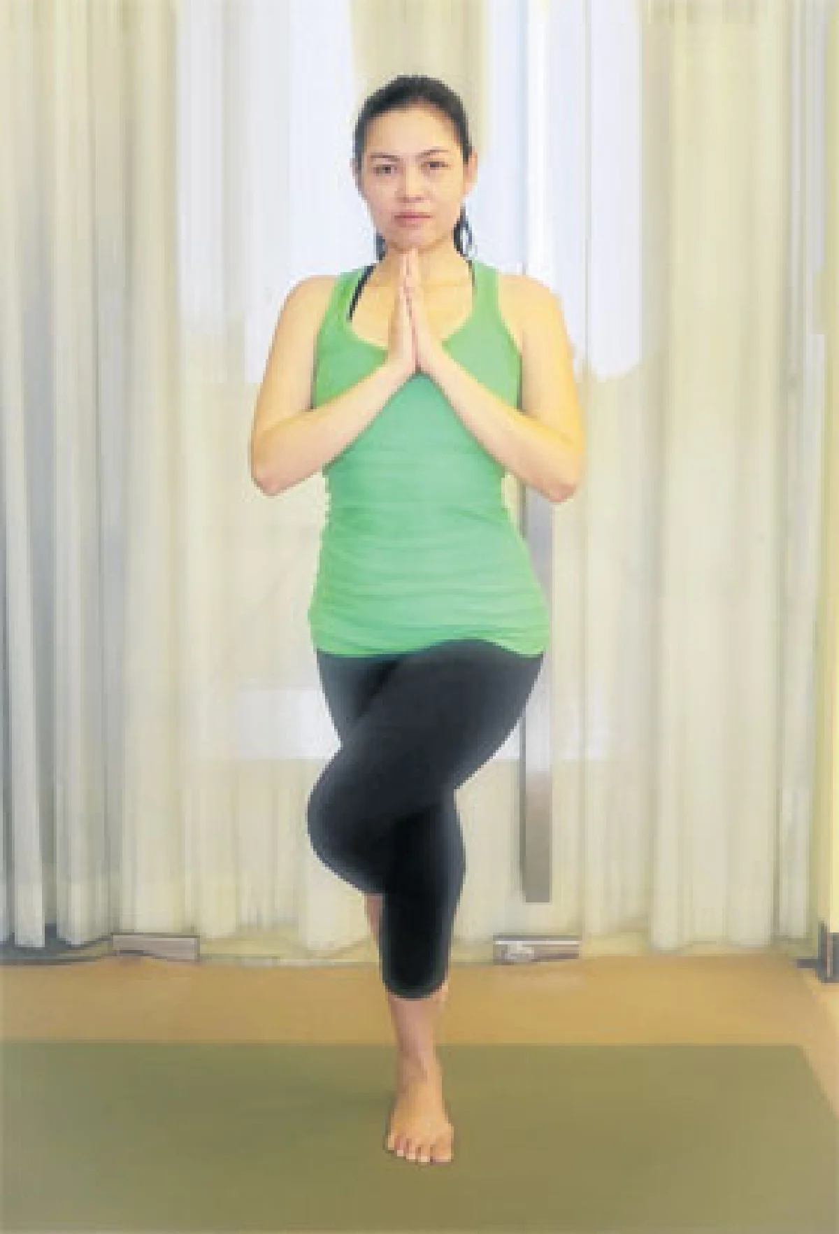 ท่าครุฑพนมมือด้านข้าง