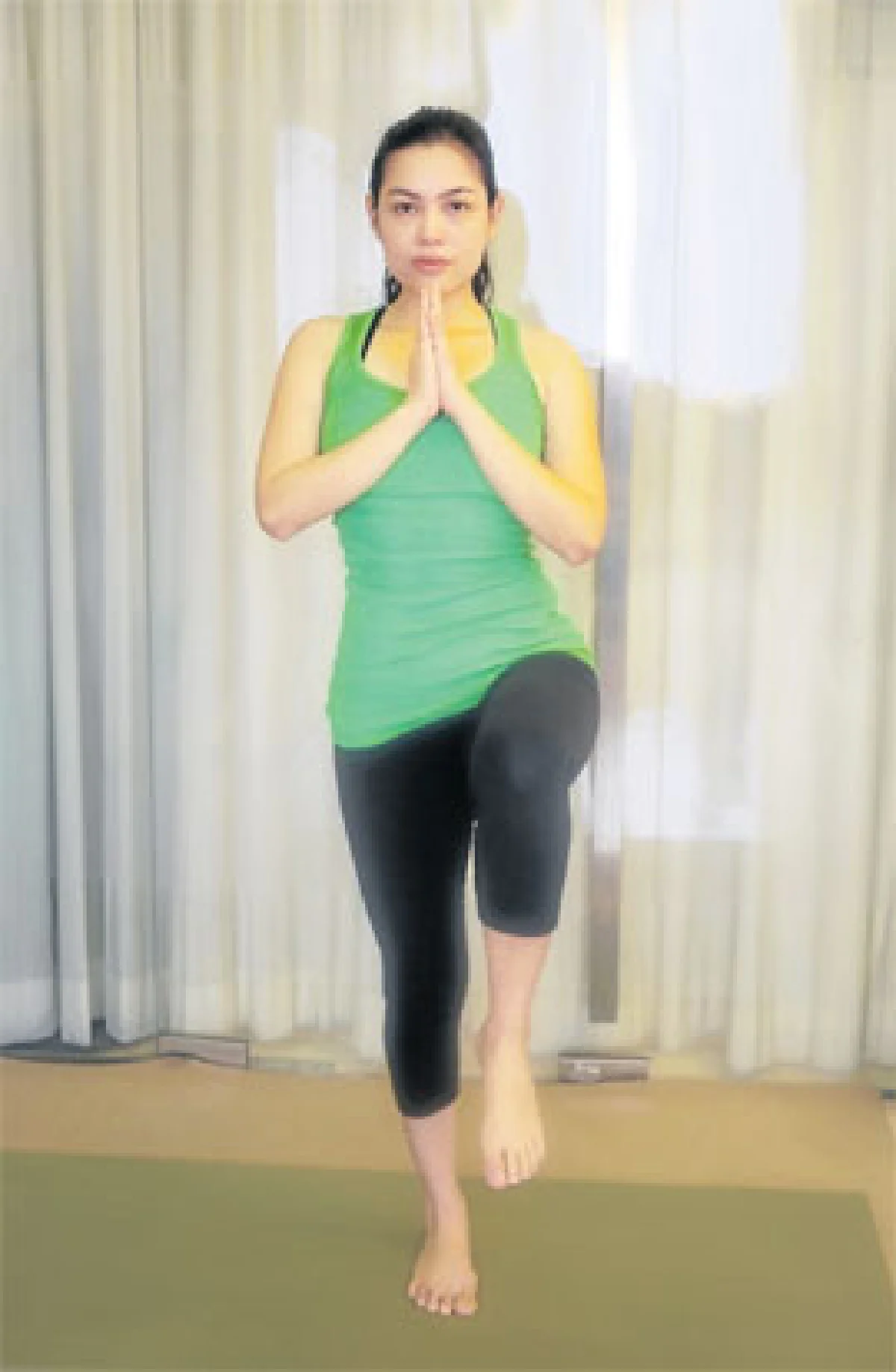 ท่าครุฑพนมมือด้านข้าง