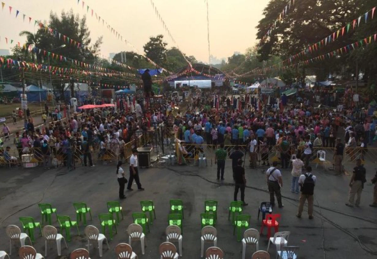 สุเทพนำมวลชนทำบุญตักบาตรสงกรานต์
