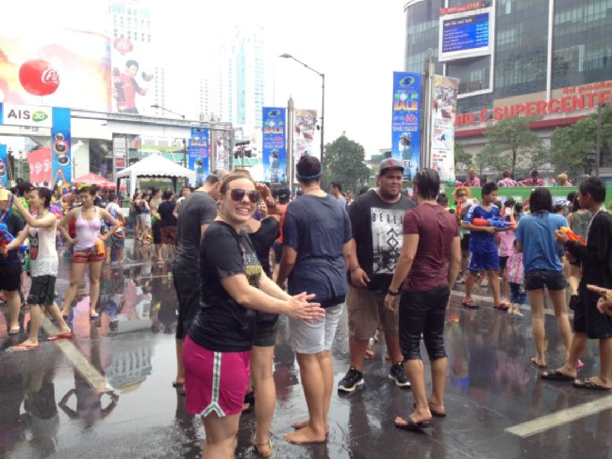 M2Fจัดสงกรานต์หน้าเซ็นทรัลเวิลด์คึก