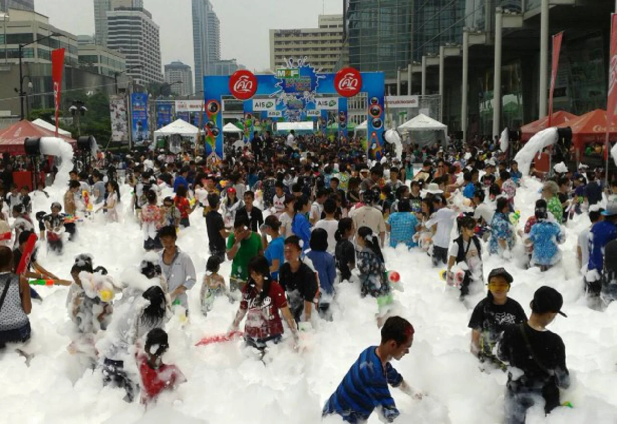 M2Fจัดสงกรานต์หน้าเซ็นทรัลเวิลด์คึก