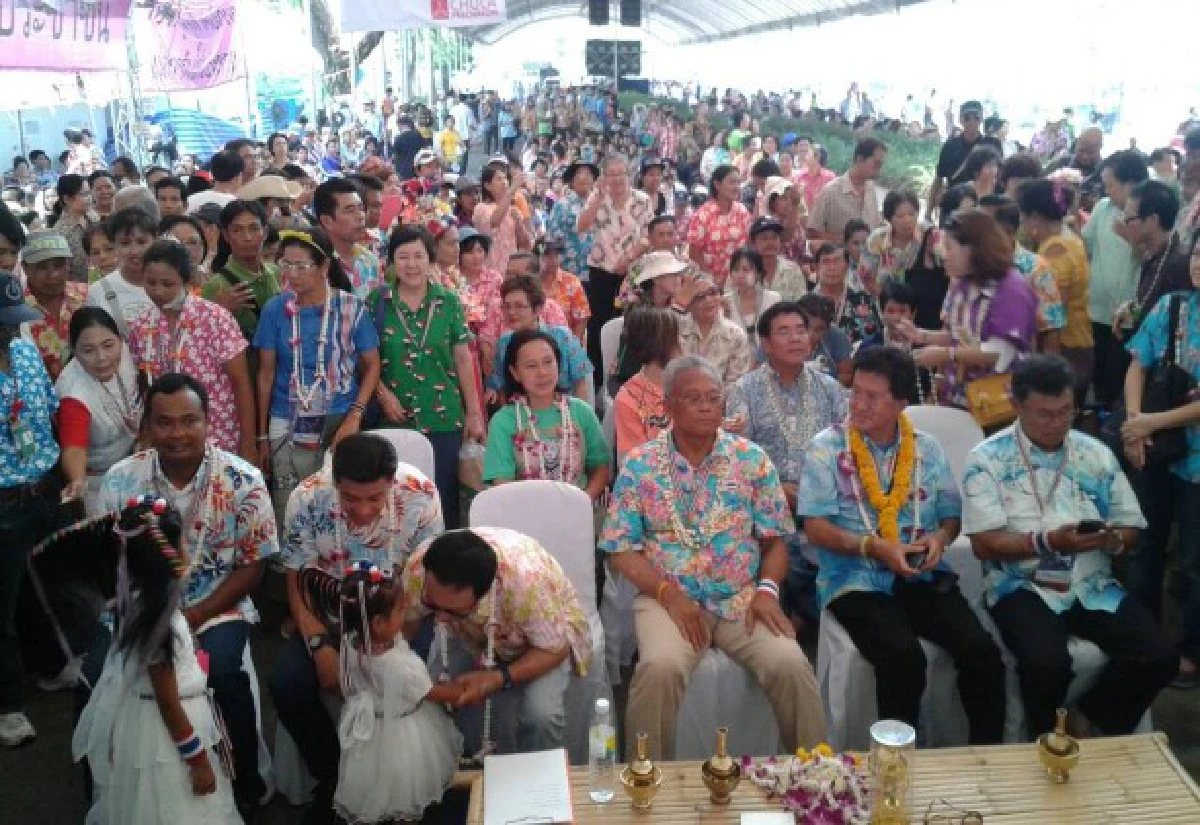 สุเทพนำมวลชนทำบุญตักบาตรสงกรานต์