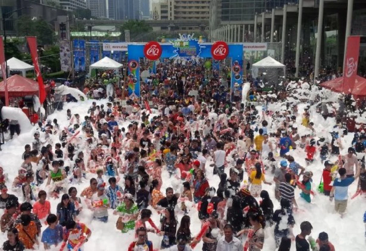 M2Fจัดสงกรานต์หน้าเซ็นทรัลเวิลด์คึก