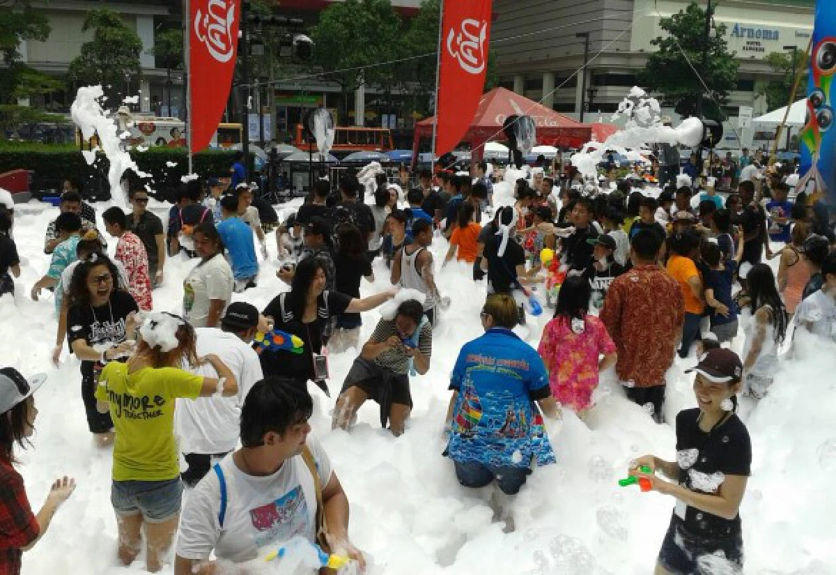 M2Fจัดสงกรานต์หน้าเซ็นทรัลเวิลด์คึก