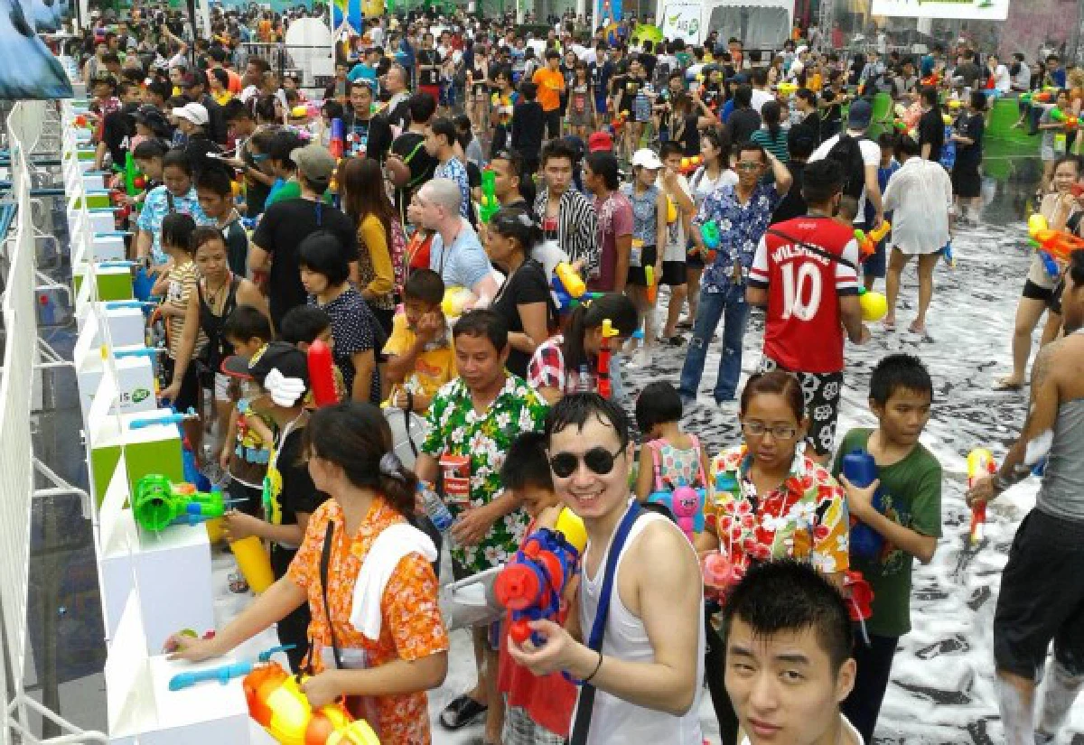 M2Fจัดสงกรานต์หน้าเซ็นทรัลเวิลด์คึก