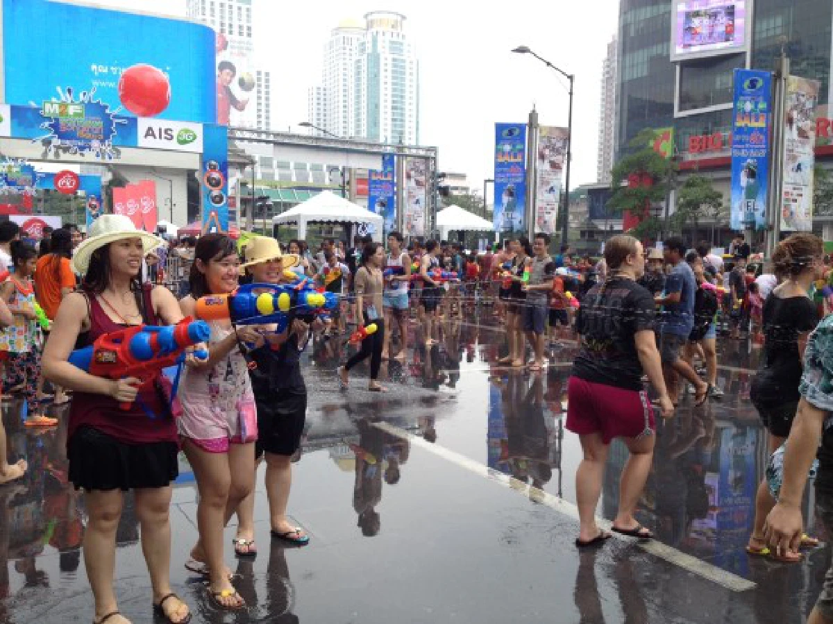 M2Fจัดสงกรานต์หน้าเซ็นทรัลเวิลด์คึก