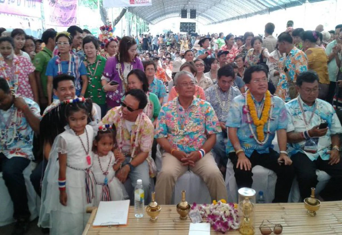 สุเทพนำมวลชนทำบุญตักบาตรสงกรานต์