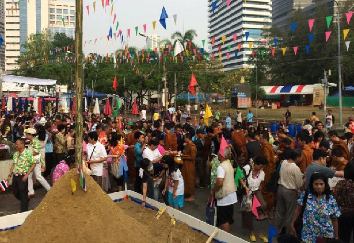 สุเทพนำมวลชนทำบุญตักบาตรสงกรานต์
