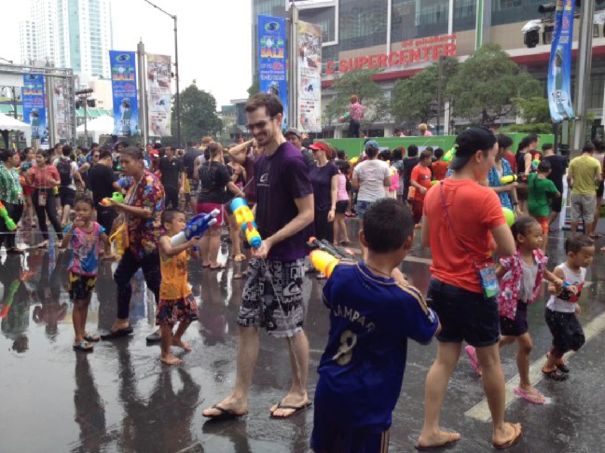 M2Fจัดสงกรานต์หน้าเซ็นทรัลเวิลด์คึก