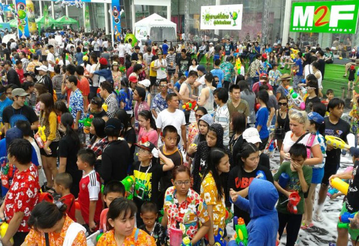 M2Fจัดสงกรานต์หน้าเซ็นทรัลเวิลด์คึก