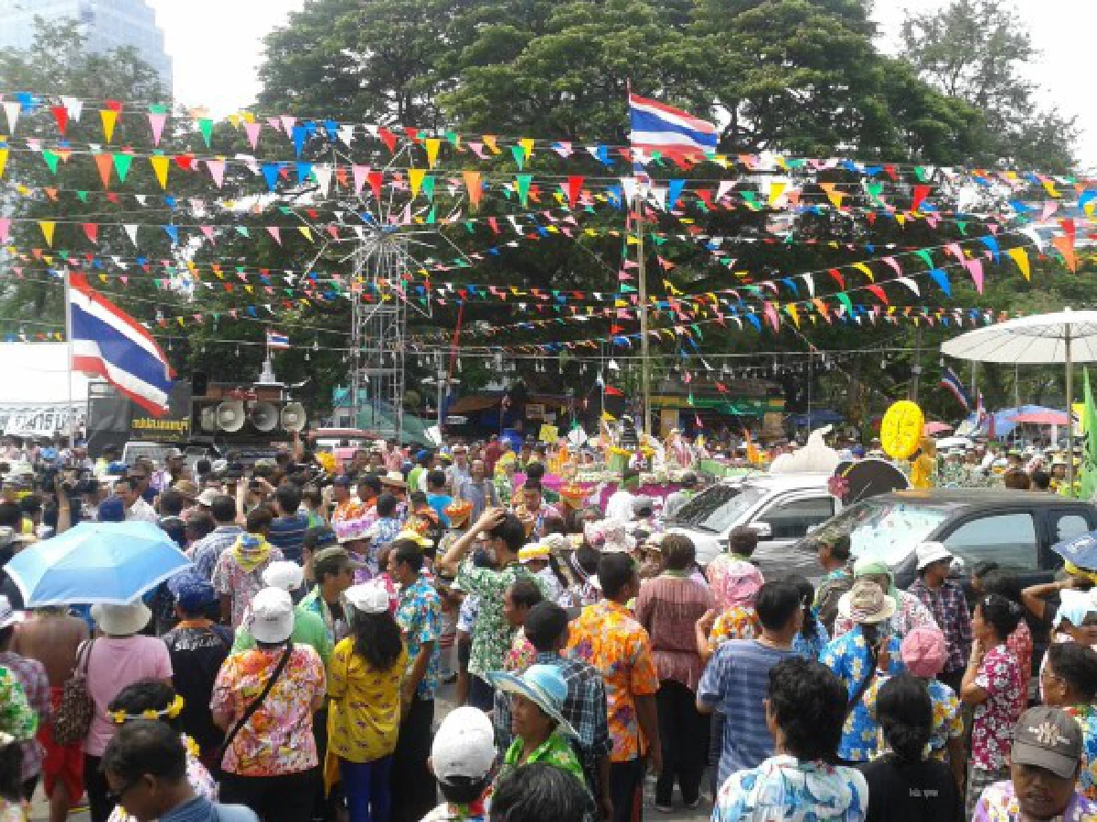 กปปส.จัดประกวดขบวนรถแห่พระ