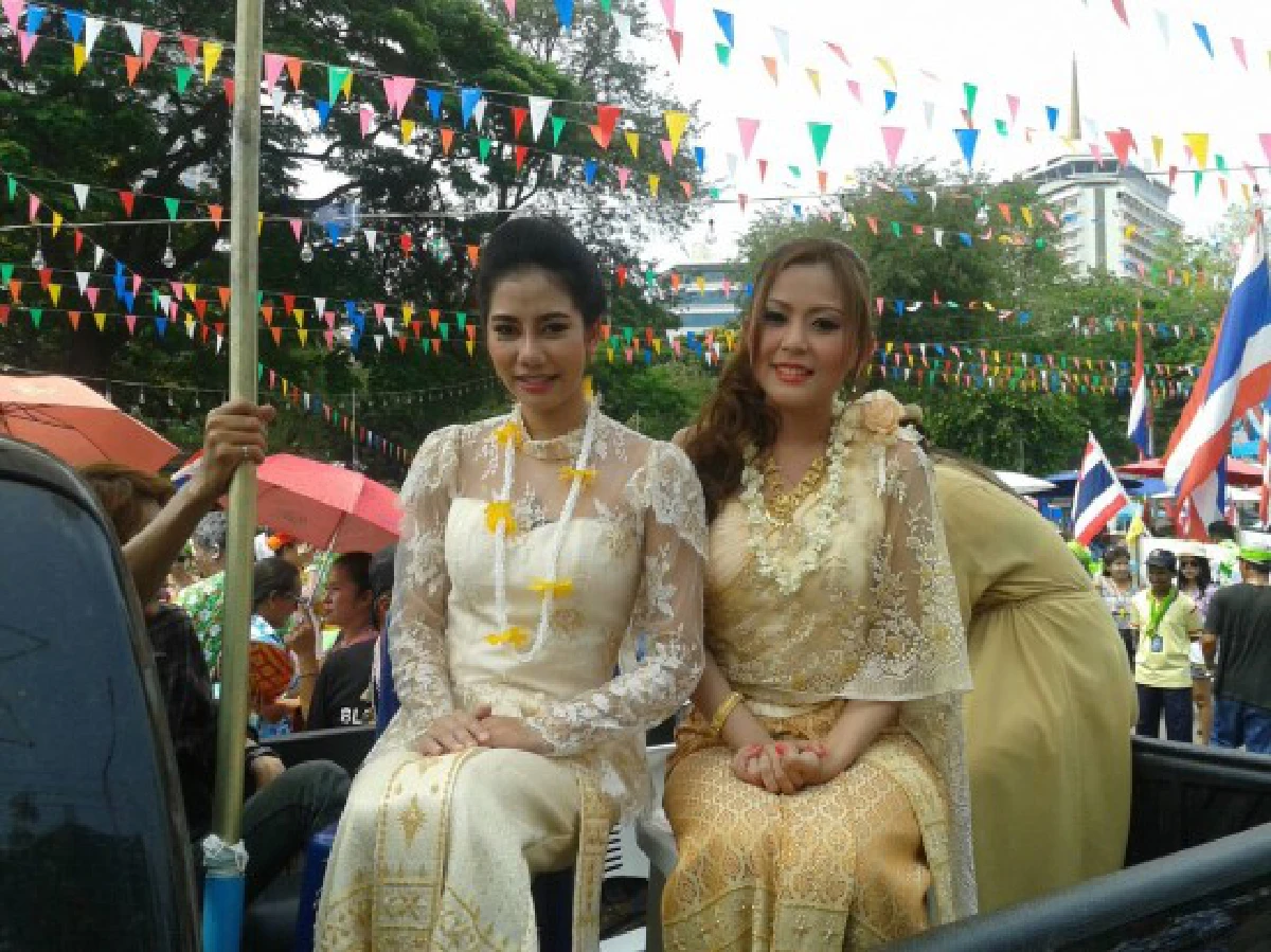 กปปส.จัดประกวดขบวนรถแห่พระ