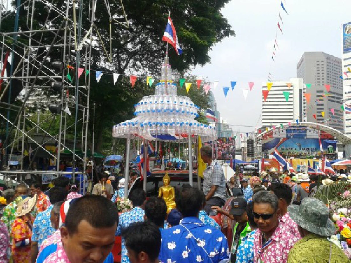 กปปส.จัดประกวดขบวนรถแห่พระ