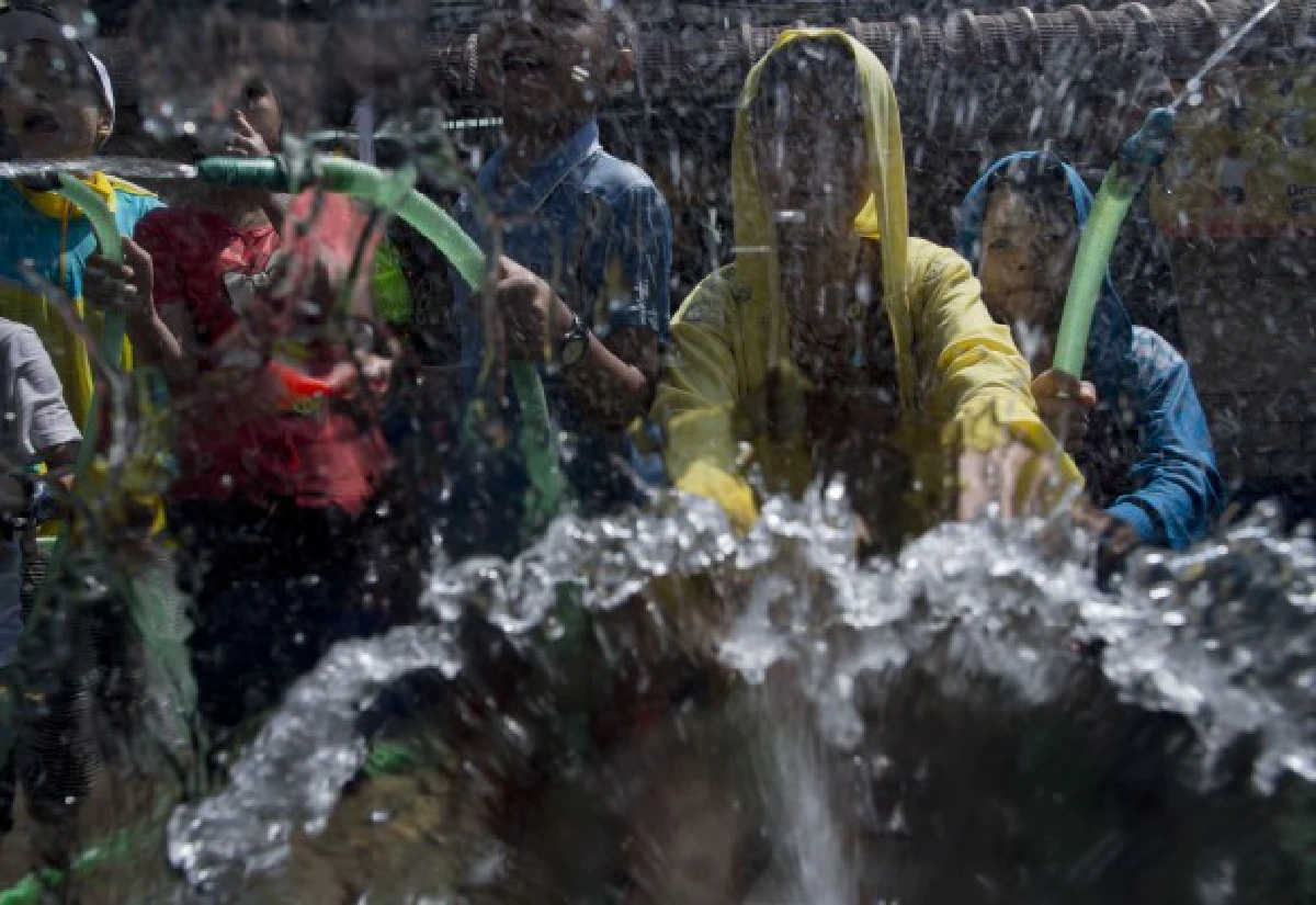 พม่าเริ่มเล่นสงกรานต์คึกคัก