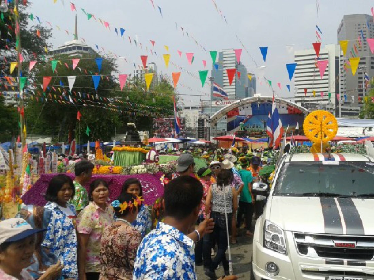 กปปส.จัดประกวดขบวนรถแห่พระ