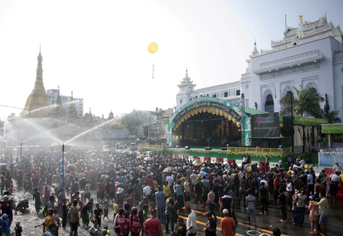 พม่าเริ่มเล่นสงกรานต์คึกคัก