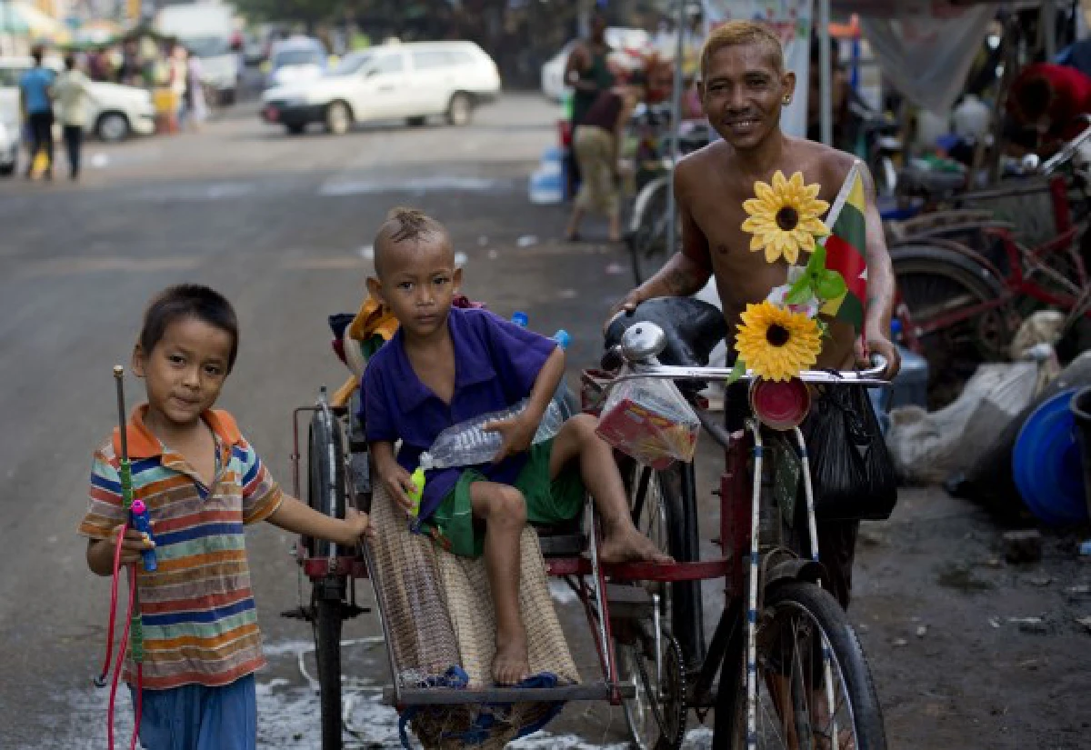 พม่าเริ่มเล่นสงกรานต์คึกคัก