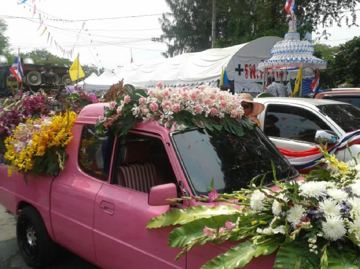 กปปส.จัดประกวดขบวนรถแห่พระ