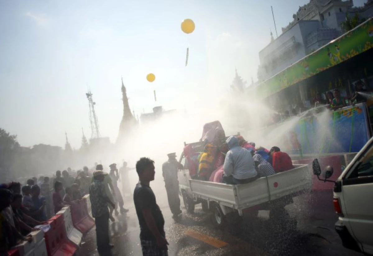 พม่าเริ่มเล่นสงกรานต์คึกคัก