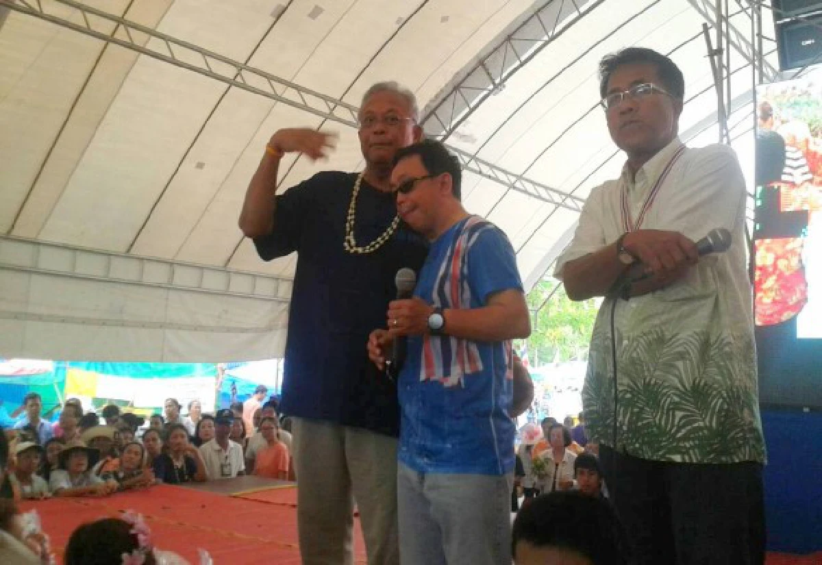 สุเทพนำกปปส.รดน้ำดำหัวผู้อาวุโส