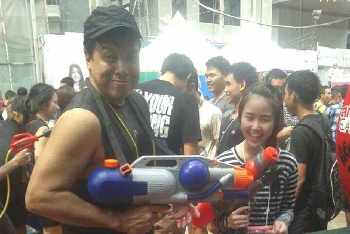 "ชัชชาติ"โผล่เล่นสงกรานต์ที่สยามแสควร์ "ชัชชาติ"โผล่เล่นสงกรานต์ที่สยามแสควร์