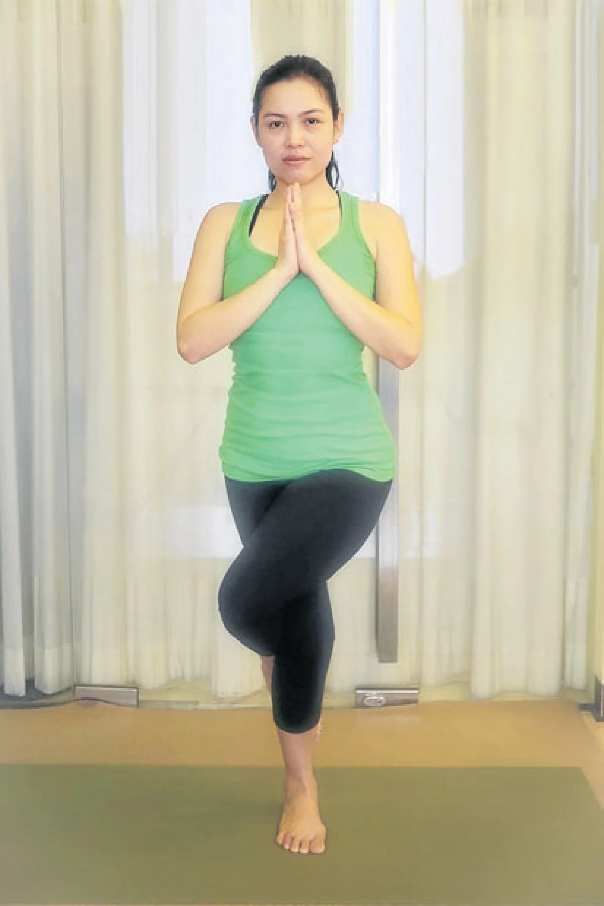 ท่าครุฑประสานมือด้านหลัง