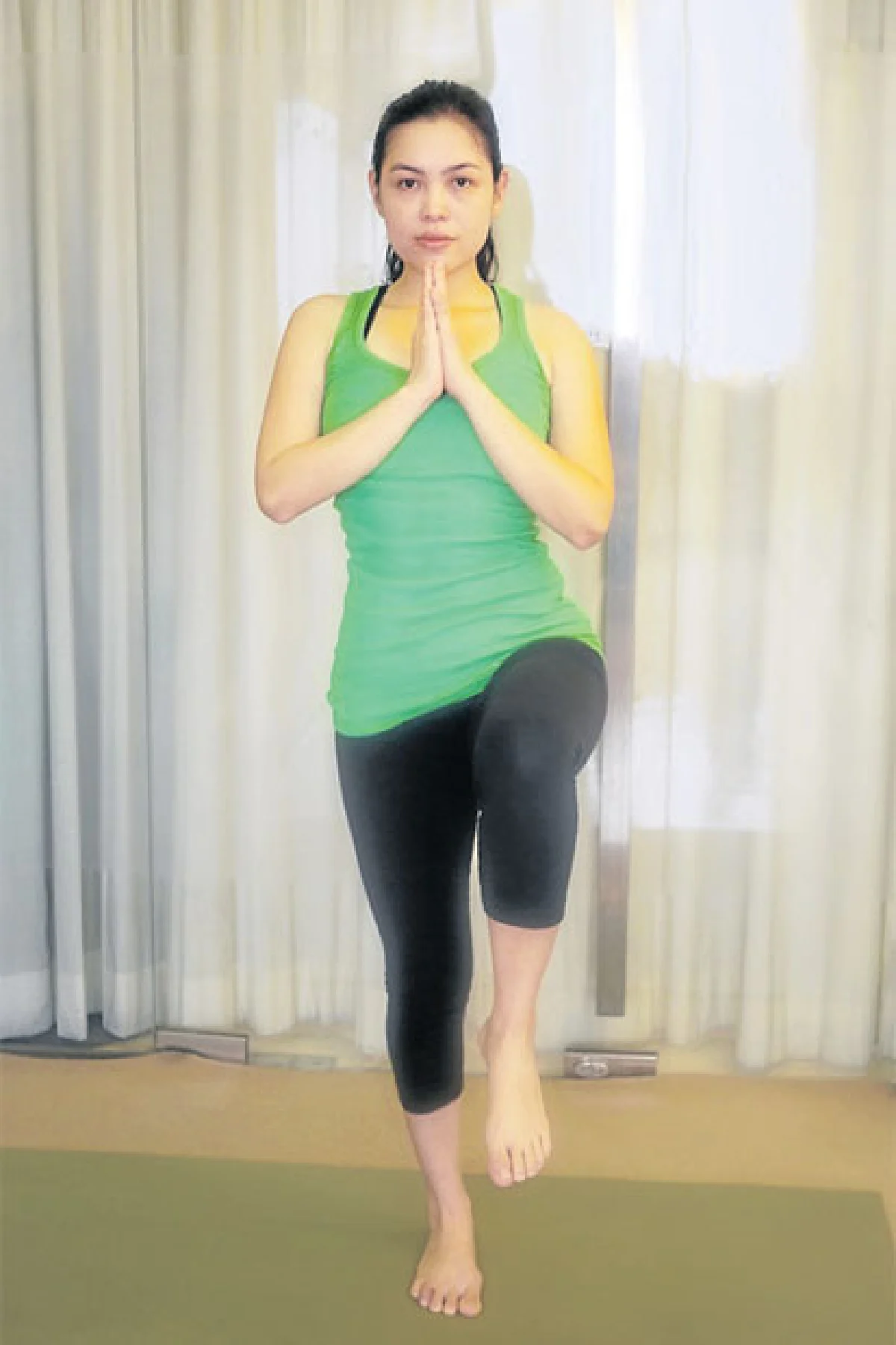 ท่าครุฑประสานมือด้านหลัง