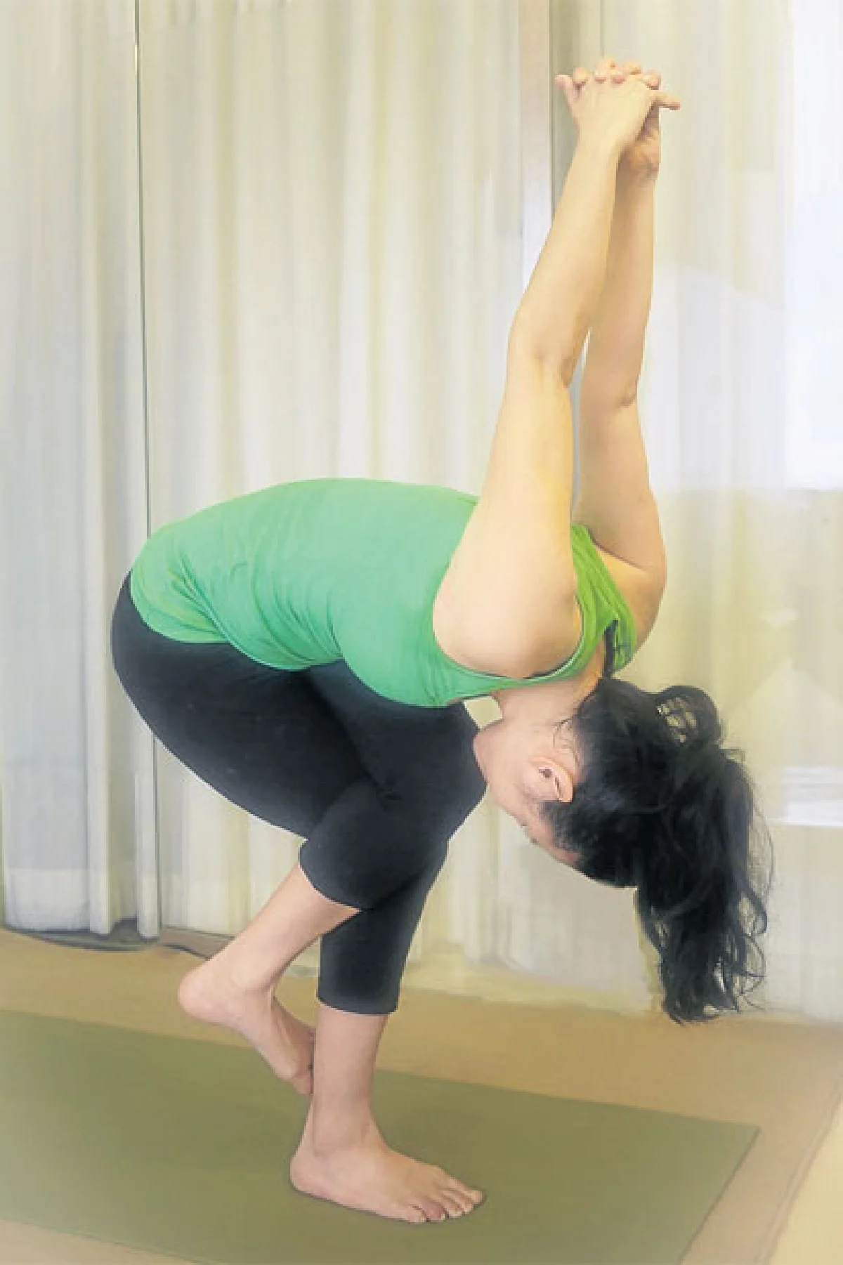 ท่าครุฑประสานมือด้านหลัง