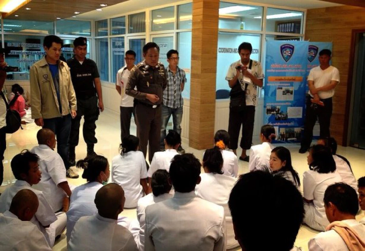 จับพระวัดธรรมกายขนต่างด้าวอ้างพาไปทำบุญ