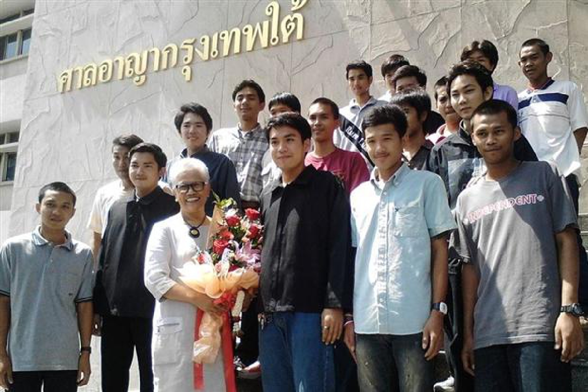 ศาลฎีกายกฟ้อง"ทิชา"หมิ่นฯ"สันต์" ศาลฎีกายกฟ้อง"ทิชา"หมิ่นฯ"สันต์"