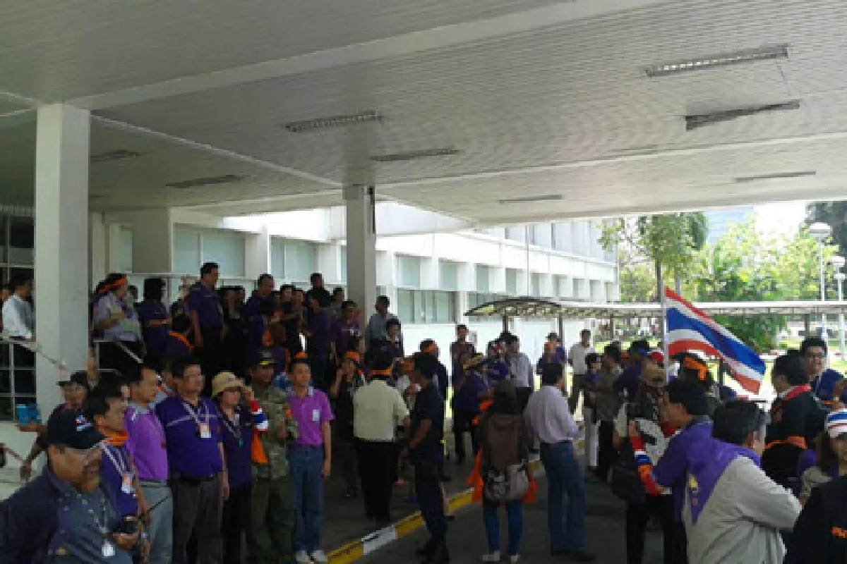 สุเทพนำมวลชนไปกฟภ.สำนักงานใหญ่