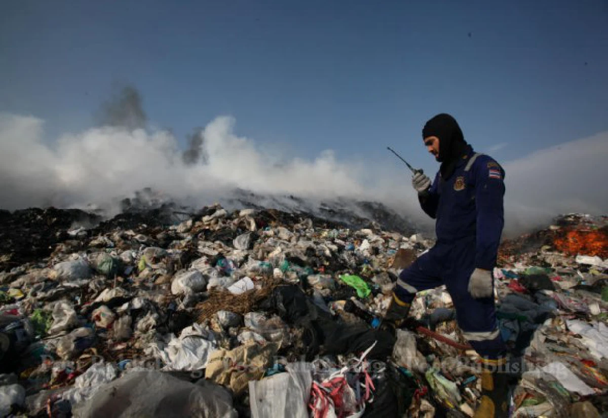 ไฟไหม้บ่อขยะปทุมฯเนื้อที่10ไร่คาดใช้เวลาดับหลายวัน