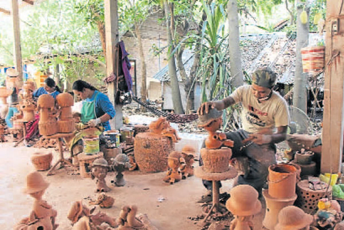 'ฮูกสนุก' สีสันเครื่องปั้นด่านเกวียน