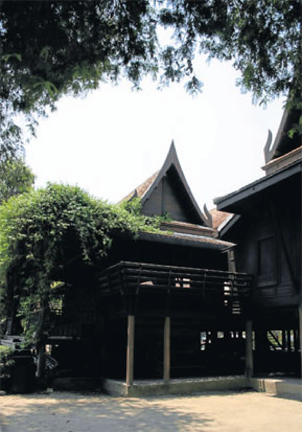 สงบกายใจ ณ วัดพระศรีสรรเพชญ์ และคุ้มขุนแผน