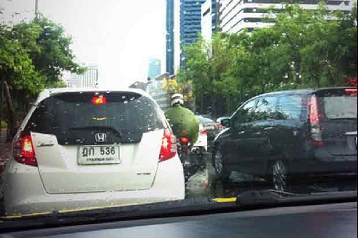 ฝนถล่มกรุงน้ำขังจราจรติดหนึบ ฝนถล่มกรุงน้ำขังจราจรติดหนึบ