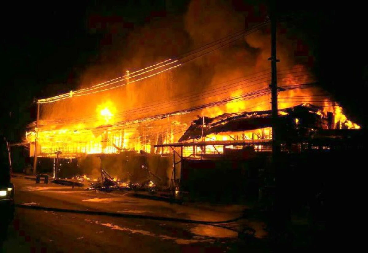 ไฟไหม้ตลาดอู่ทองสุพรรณฯเสียหายอื้อ