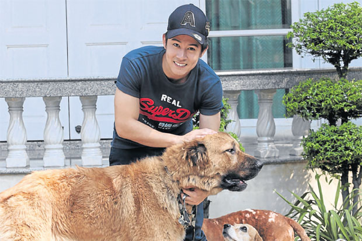 อัครัฐ นิมิตรชัย กับ 3 หน่อ น้องหมาขาโจ๋ อัครัฐ นิมิตรชัย กับ 3 หน่อ น้องหมาขาโจ๋