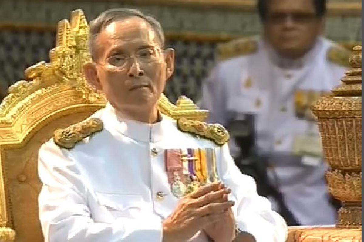 ในหลวงพระพักตร์สดใสเสด็จฯพระราชพิธีฉัตรมงคล ในหลวงพระพักตร์สดใสเสด็จฯพระราชพิธีฉัตรมงคล