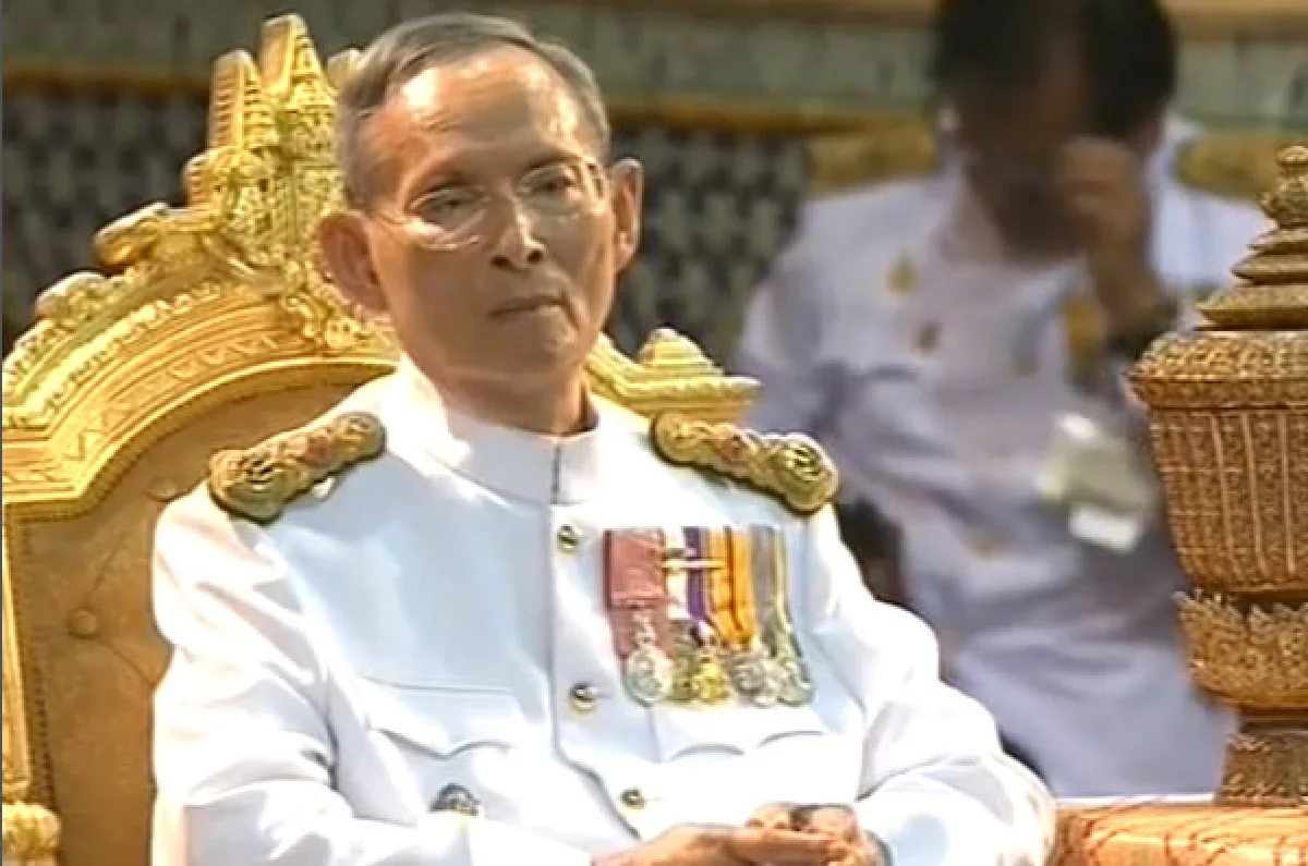 ในหลวงพระพักตร์สดใสเสด็จฯพระราชพิธีฉัตรมงคล