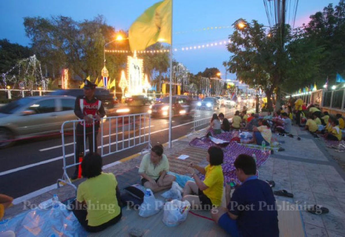 พสกนิกรเนืองแน่นหัวหินรับเสด็จ"ในหลวง-ราชินี"