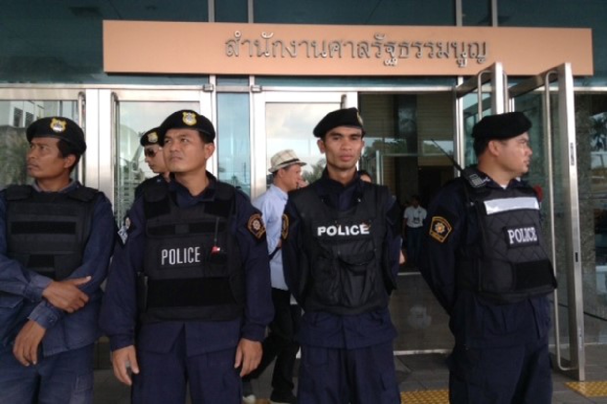 ศาลรธน.สั่งขรก.หยุดงานเพื่อความปลอดภัย ศาลรธน.สั่งขรก.หยุดงานเพื่อความปลอดภัย