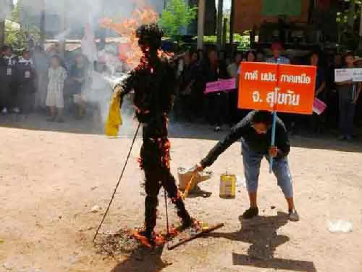 แดงเดือดเผาหุ่น-โลงศพค้านศาลรธน.
