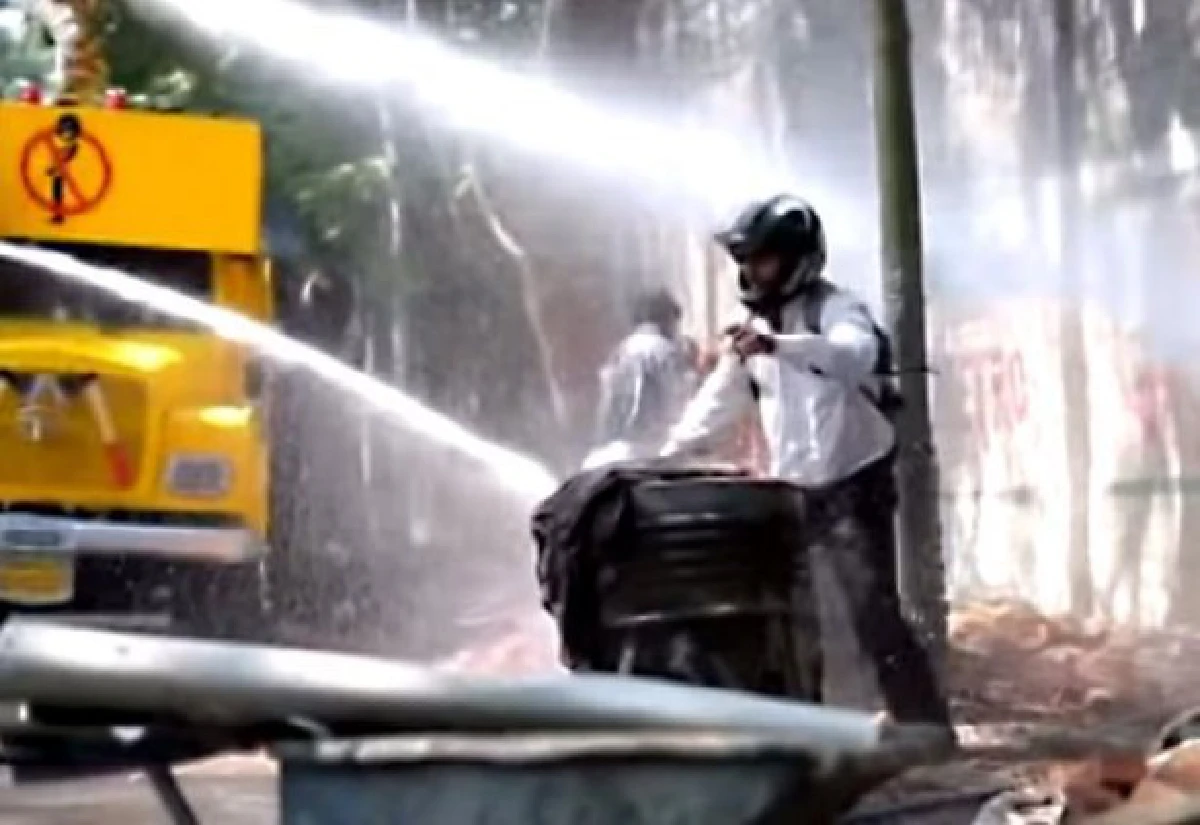 อินเดียปราบคนฉี่มั่วลุยใช้น้ำฉีดใส่